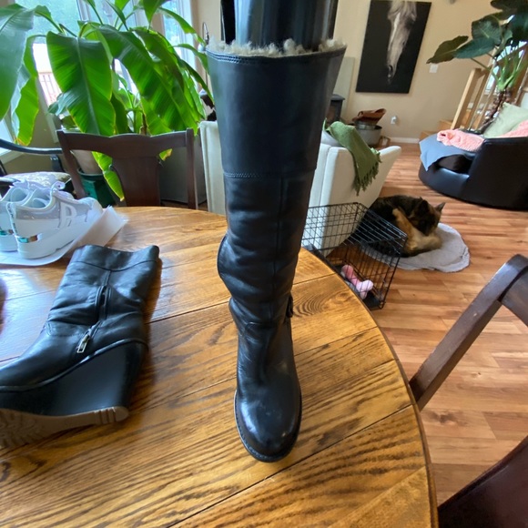 UGG Fur lined soft leather boots. - Picture 4 of 4